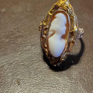 Elegant 10 Kt Gold Cameo Ring 1930s Era